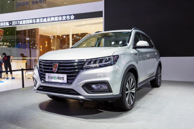 全新荣威950、荣威e950定义“高级轿车” 成都车展亮相售价16.88万起 互联网汽车上市一周年 系统升级带来颠覆式进化